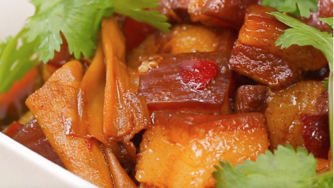 加入这种食材,红烧肉竟然如此美味!